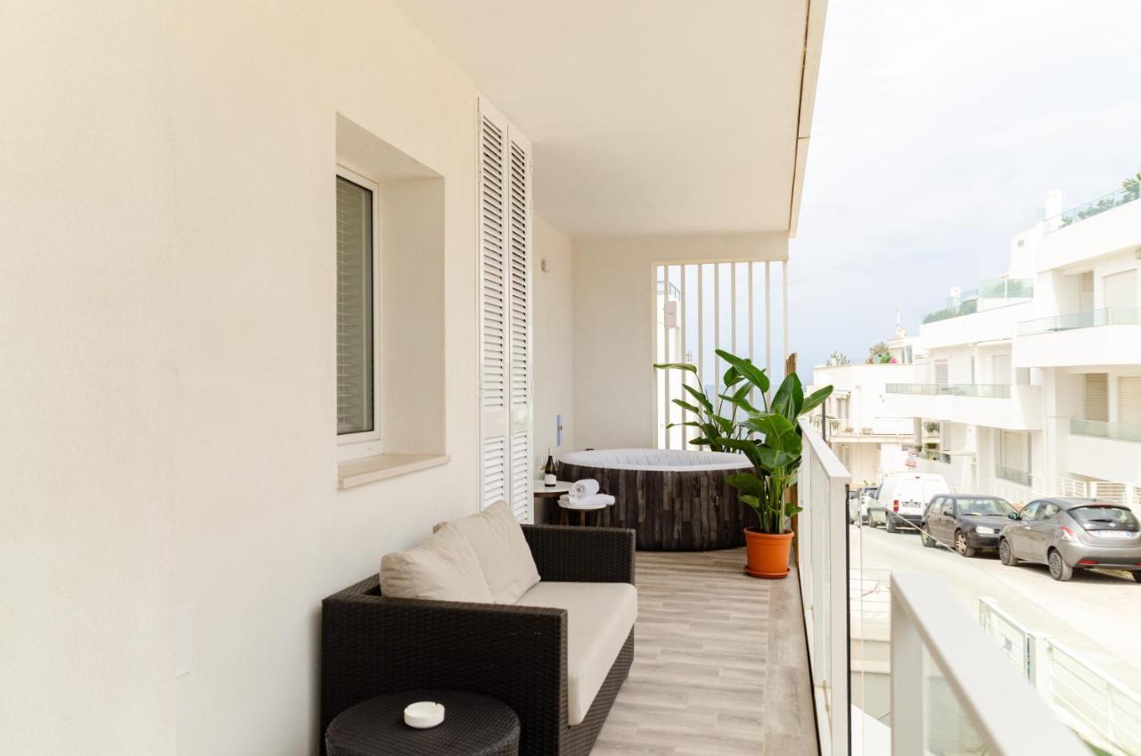 Appartement Apulialux Seaview Prestige Apt / Jacuzzi + Parking à Polignano a Mare Extérieur photo