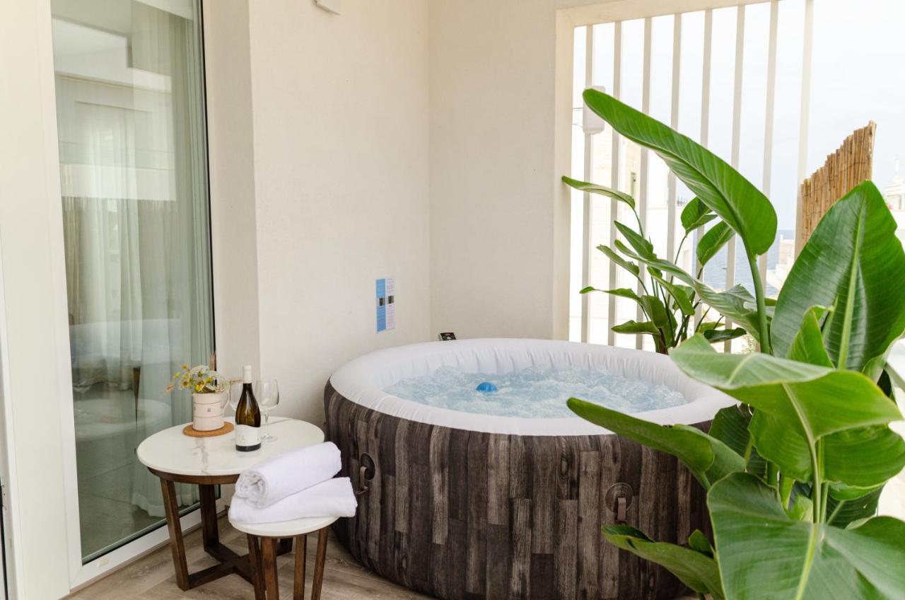 Appartement Apulialux Seaview Prestige Apt / Jacuzzi + Parking à Polignano a Mare Extérieur photo